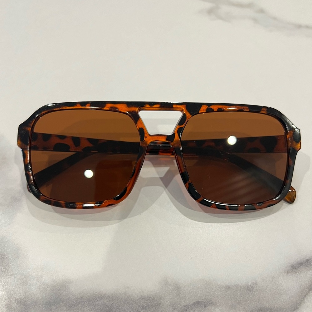 Urban Outfitters Tortoise Light Brown Lens Sporty Trendy Sunglasses - Picture 2 of 4